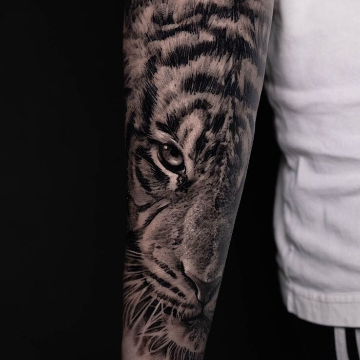 Tatuaż tygrys w motywie natura i stylu realistyczne na nodze