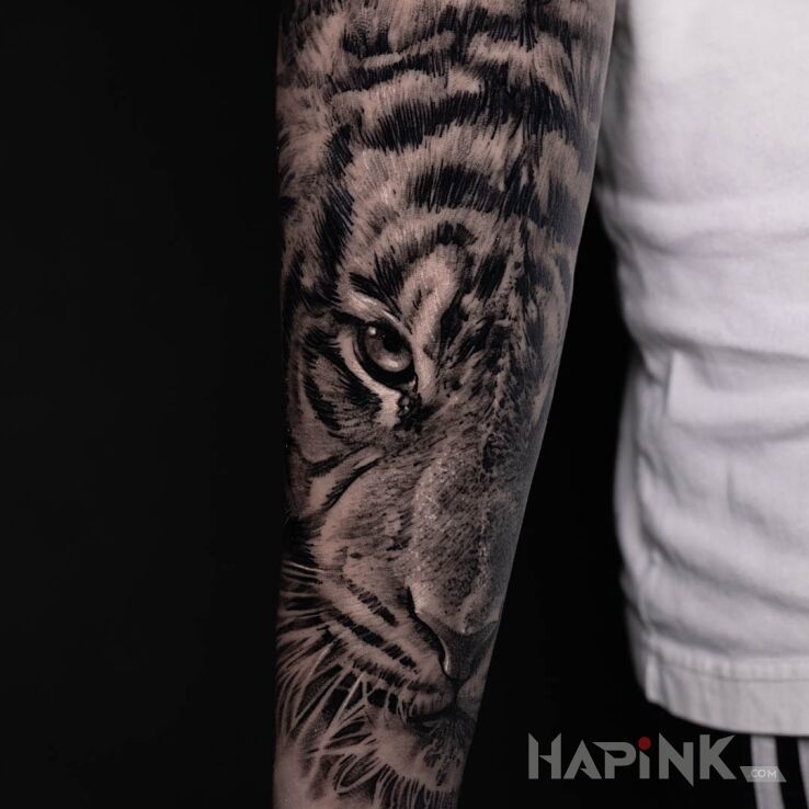 Tattoo Tygrys in black and gray motif and realistic style On the arm