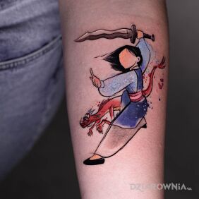 Tatuaż Mulan na przedramieniu motyw: kolorowe styl: watercolor