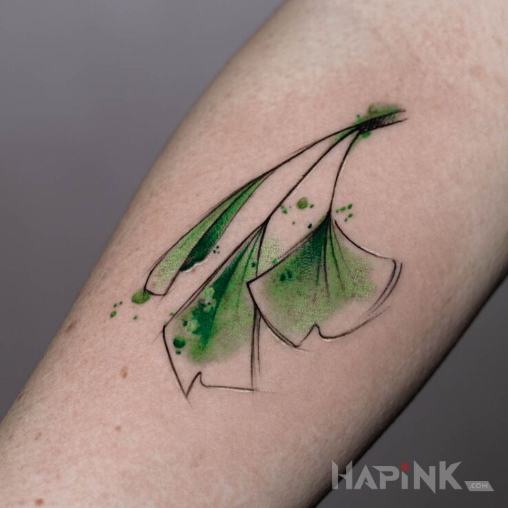 Tattoo Miłorząb Ginko in colorful motif and abstract style on the forearm