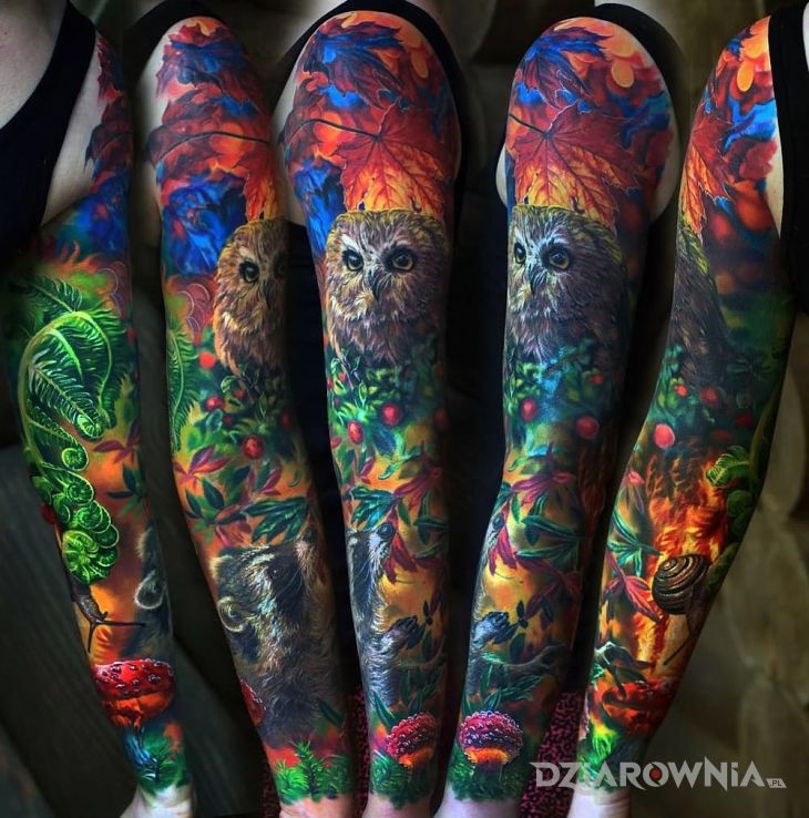 Tatuaż kolorowy las w motywie rękawy i stylu realistyczne na przedramieniu