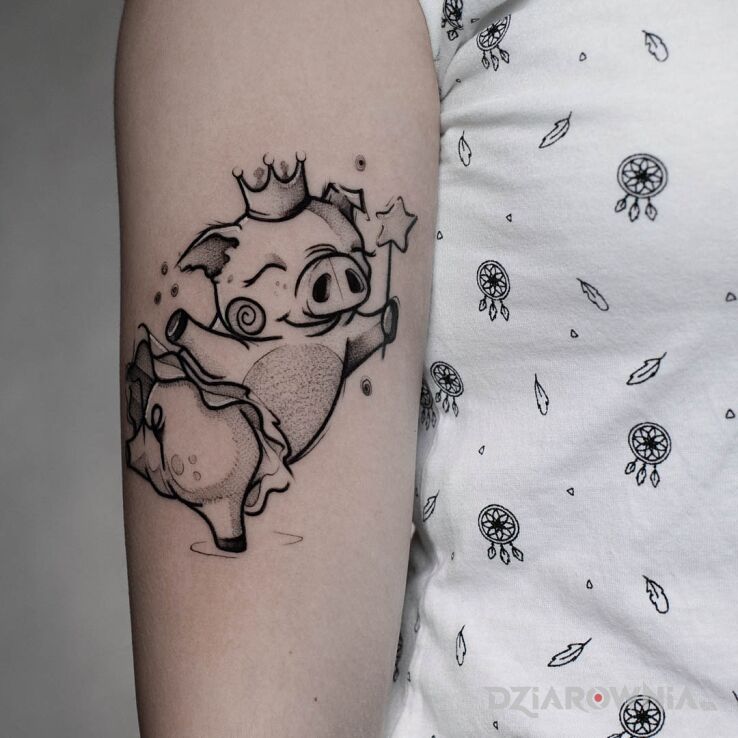 Tatuaż świnka w motywie czarno-szare i stylu szkic na ramieniu