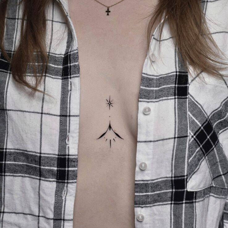 Tatuaż listki w motywie napisy i stylu minimalistyczne pod piersiami (underboob)