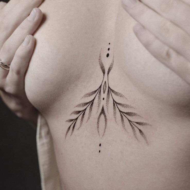 Tatuaż underboob w motywie ornamenty i stylu minimalistyczne między piersiami