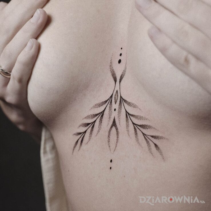 Tatuaż underboob w motywie ornamenty i stylu minimalistyczne między piersiami