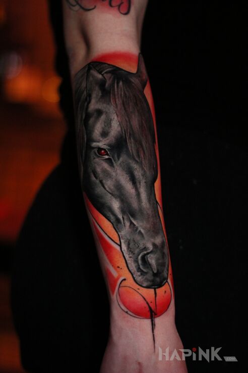 Tattoo @davincisfox Tatuaż damski kolorowy realistyczny koń na ręce in colorful motif and realistic style on the forearm