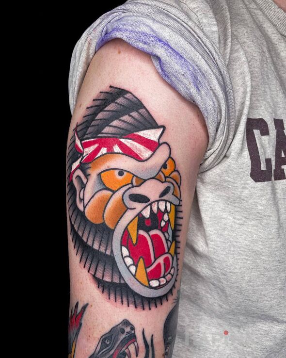Tattoo @davincisfox Tatuaż męski kolorowy małpa in colorful motif and oldschool style On the arm