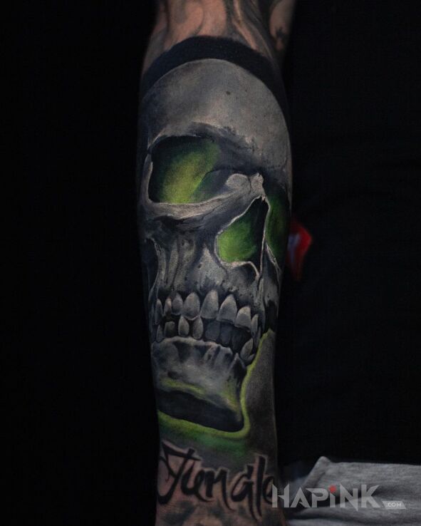 Tattoo @davincisfox Tatuaż męski, cover-up, czaszka in 3D motif and realistic style On the arm