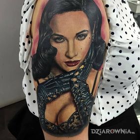 Tatuaż Dita Von Teese na ramieniu motyw: seksowne styl: realistyczne
