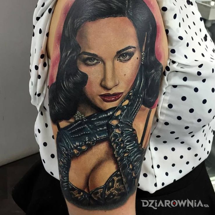 Tatuaż dita von teese w motywie seksowne i stylu realistyczne na ramieniu