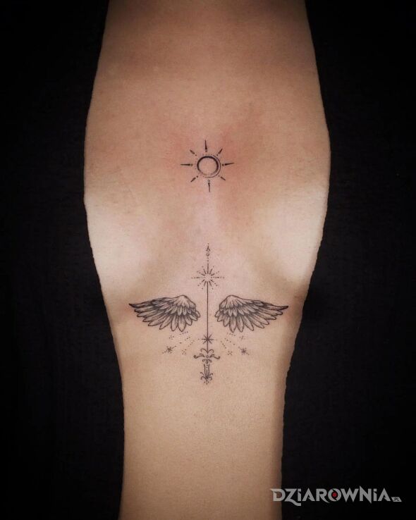 Tatuaż skrzydełka w motywie skrzydła i stylu graficzne / ilustracyjne między piersiami