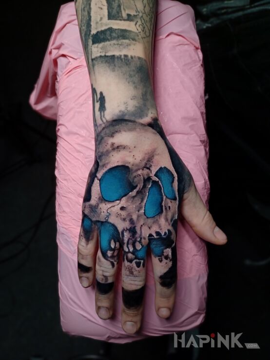 Tattoo Czaszunia in skulls motif and realistic style on the hand