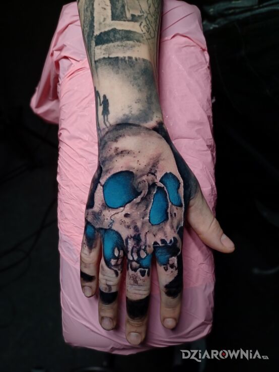 Tatuaż czaszunia w motywie czaszki na dłoni