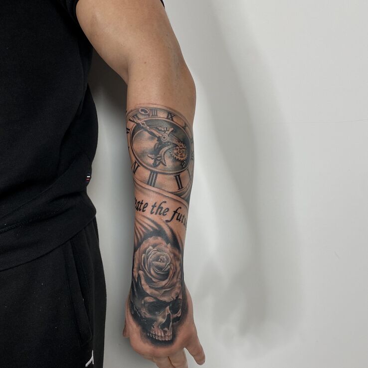 Tatuaż czaszko-róża z zegarem w motywie kwiaty i stylu realistyczne na przedramieniu