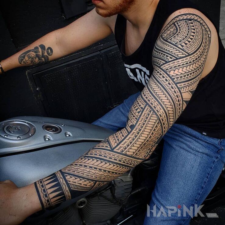 Tattoo Polinezyjskie szlaczki in black and gray motif and Polynesian style on the upper arm