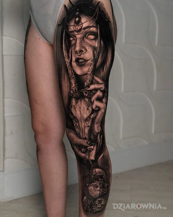 Tatuaż dziewczyna wyznająca diabła w motywie czarno-szare i stylu realistyczne na piszczeli
