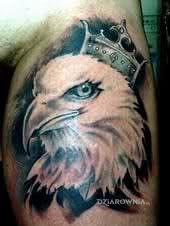 Tatuaż orzeł w motywie patriotyczne na ramieniu