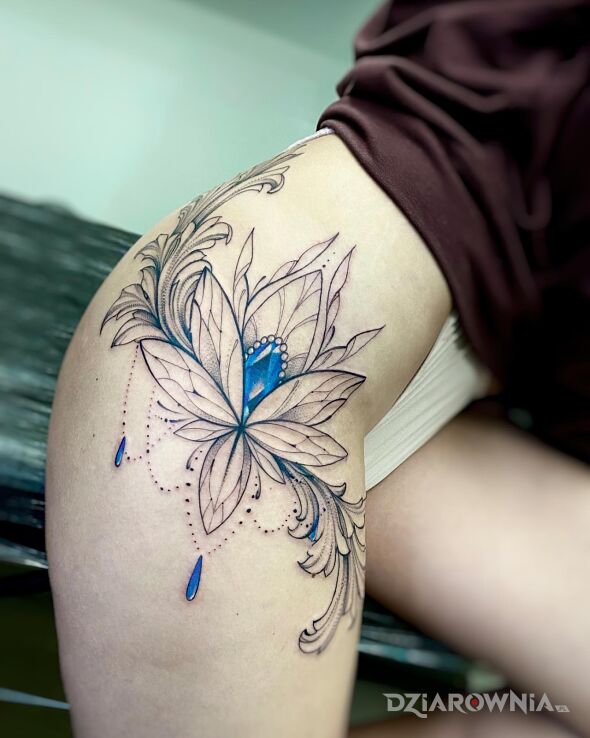 Tatuaż lotos z klejnotem w motywie kwiaty i stylu graficzne / ilustracyjne na biodrze