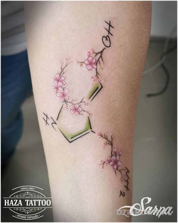 Tatuaż molekularna chemia wzór w motywie kolorowe i stylu geometryczne na przedramieniu