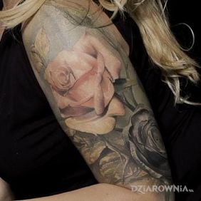 Tatuaż Róże na ramieniu motyw: 3D styl: realistyczne