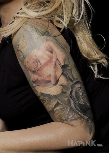 Tattoo Róże in flowers motif and realistic style on the upper arm