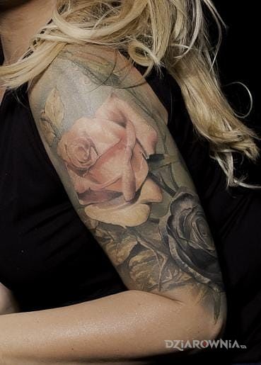 Tatuaż róże w motywie 3D i stylu realistyczne na ramieniu