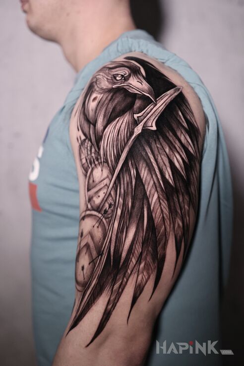 Tattoo Kruk graficzny ramię in black and gray motif and graphic / illustrative style On the arm