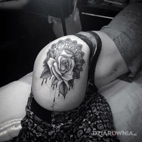 Tatuaż Róża na pośladkach motyw: seksowne