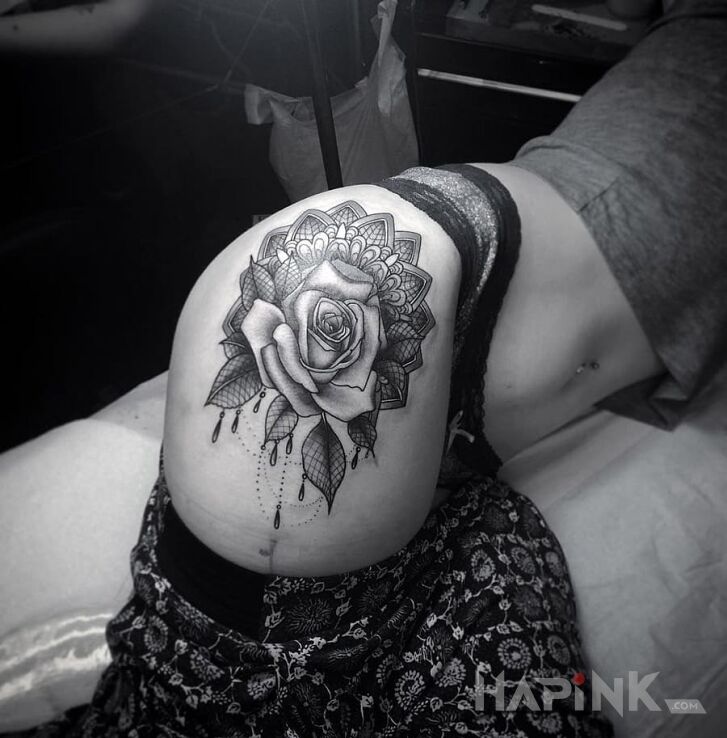 Tattoo Róża in sexy motif on the buttocks