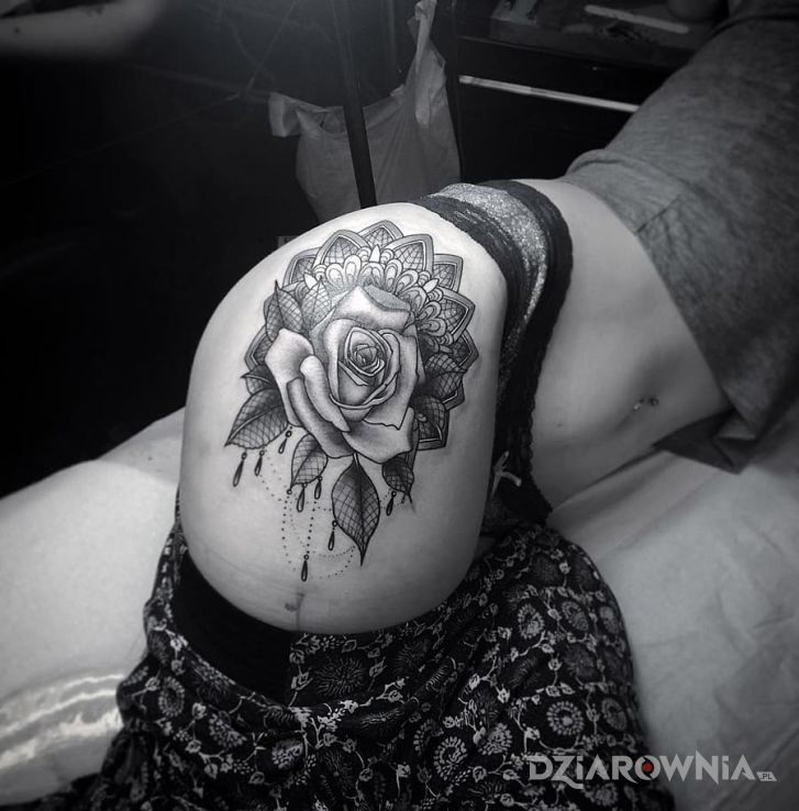 Tatuaż róża w motywie seksowne na pośladkach
