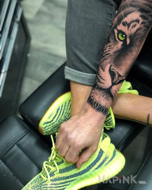 Tattoo Tygrys z zielonym okiem in animals motif and realistic style On the arm