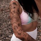 Tatuaż róże wytatuowane z niezwykłą lekkością na przedramieniu, motyw: kwiaty, styl: realistyczne