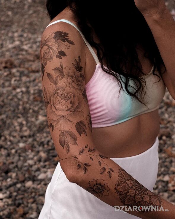 Tatuaż róże wytatuowane z niezwykłą lekkością w motywie mandale i stylu realistyczne na przedramieniu
