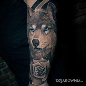 Tatuaż Ktoś wywołał go z lasu na ręce motyw: zwierzęta styl: realistyczne