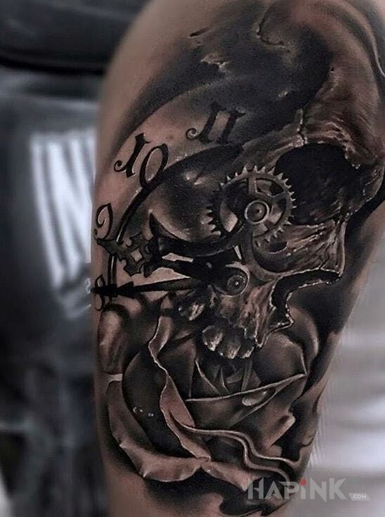 Tattoo Zegar i czacha in skulls motif and realistic style on the upper arm