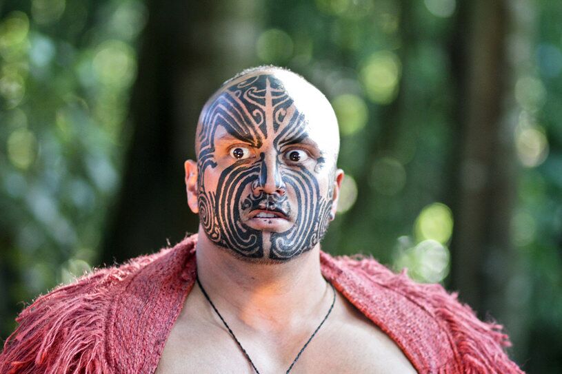 Maoryski tatuaż na twarzy dla mężczyzny