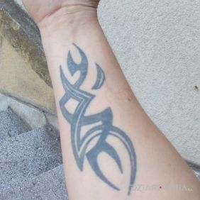 Tatuaż Troszke lat juz ma na przedramieniu styl: tribale