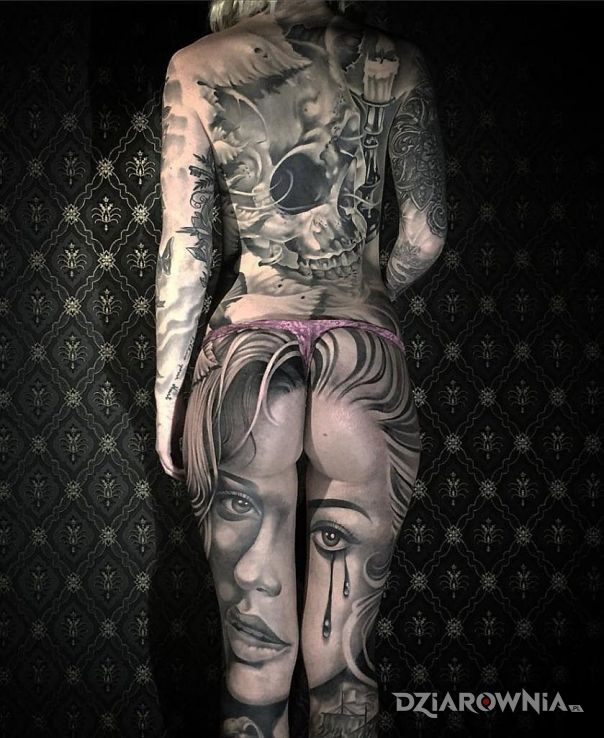 Tatuaż coś epickiego w motywie seksowne i stylu realistyczne na plecach