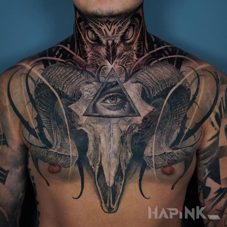 Tattoo Oko patrzy in 3D motif and realistic style on the collarbone