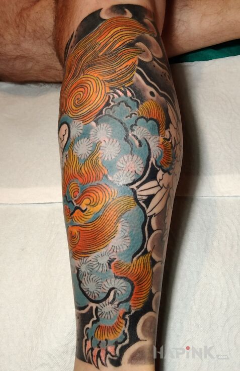 Tattoo Chiński lew in other motif and japanese / irezumi style on the calf