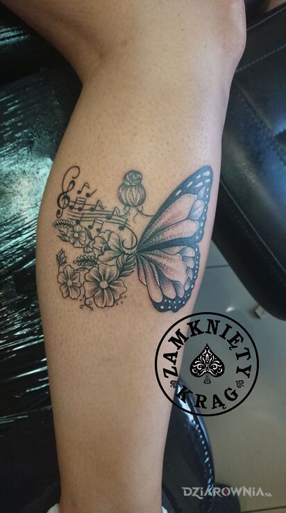 Tatuaż mała sesja w motywie motyle na łydce