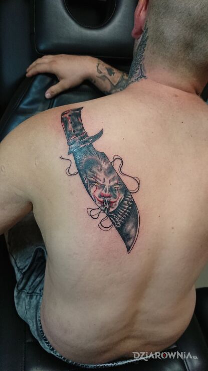 Tatuaż mała sesja w motywie mroczne na łopatkach