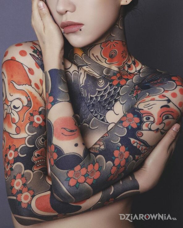 Tatuaż dziewczyna z japońskim tatuażem w motywie twarze i stylu japońskie / irezumi na ręce