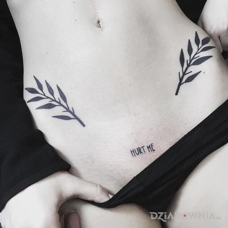Tatuaż Hurt me w motywie czarno-szare i stylu minimalistyczne w miejscu intymnym