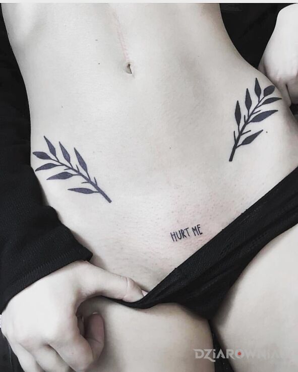 Tatuaż hurt me w motywie florystyczne i stylu minimalistyczne na brzuchu