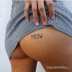 Tatuaż Meow na pośladkach motyw: napisy styl: minimalistyczne