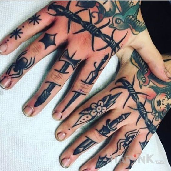 Tattoo Różne wzory na palcach in objects motif and oldschool style on the hand