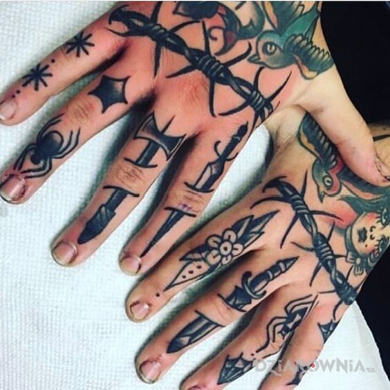 Tatuaż różne wzory na palcach w motywie przedmioty i stylu oldschool na dłoni