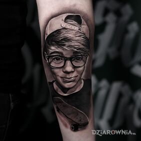 Tatuaż Realistyczny portret dziecka na przedramieniu motyw: czarno-szare styl: realistyczne
