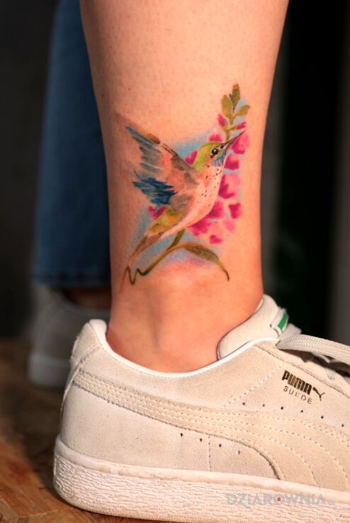 Tatuaż kolorowy koliber w motywie kwiaty i stylu graficzne / ilustracyjne przy kostce